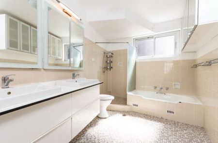 Elizabeth Bay - Photo 3