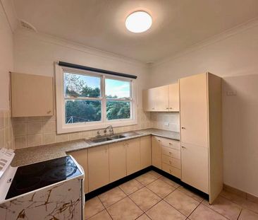Sunlit Family House With Freshly Painted And New Floorboard! - Photo 1