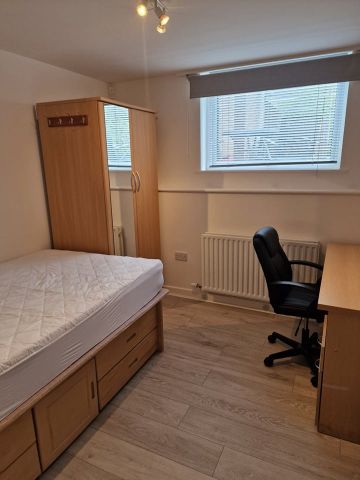 5 Bed Terraced House, Leeson Walk, B17 - Photo 2