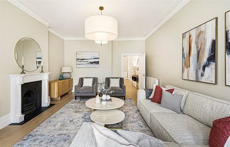 Beautifully presented four bedroom flat of c.1900 sq ft on the second floor (with lift) of this well run and popular portered block on Gloucester Road. Superb location for Kensington Gardens and the local amenities of South Kensington & High St Kensington too. EPC rating: C - Photo 2