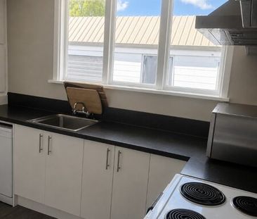 STUDENT PROPERTY – Popular Hanrahan st – 6 Bedrooms and 2 Bathrooms - Photo 2