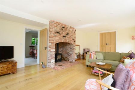 4 bedroom detached house to rent - Photo 2