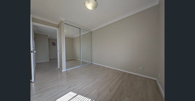 Two bedrooms split-level house - Photo 1