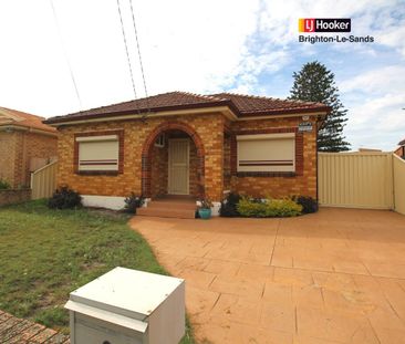 GRENOVATED THREE BEDROOM FAMILY HOME WITH LARGE YARD! - Photo 1
