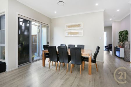 Spacious Modern Home -Walk to Metro & Rouse Hill Town Centre !! - Photo 2