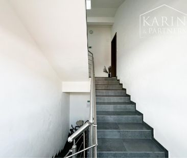 Súkromie v centre mesta: Moderný 2-izbový byt s parkovaním a šatník... – Fotografia 1