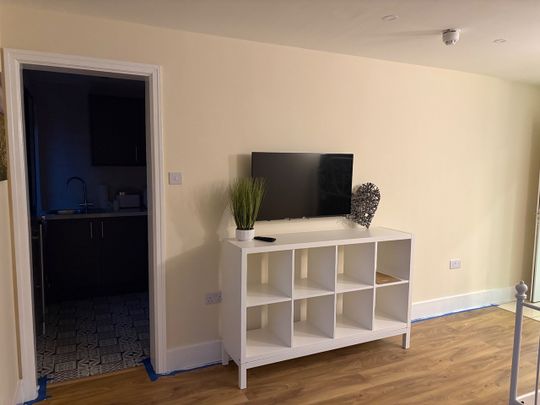 Studio Flat, Orchard Close, NW2 - Photo 1