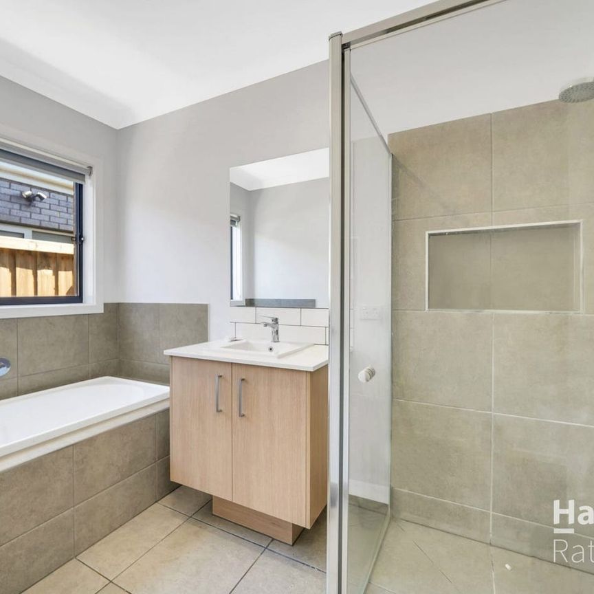 Your Dream Family Home Awaits: Modern 4-Bedroom Haven with Stunning Views - Photo 1