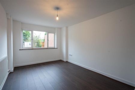 4 bedroom semi-detached house to rent - Photo 4