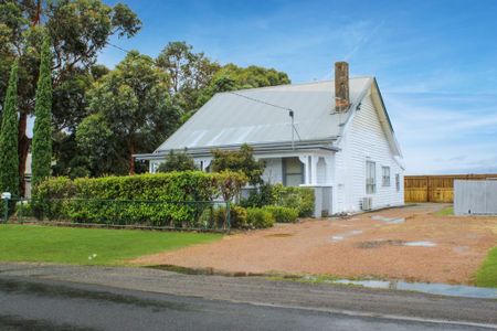 BEAUTIFUL COTTAGE IN GREAT LOCATION - Photo 5