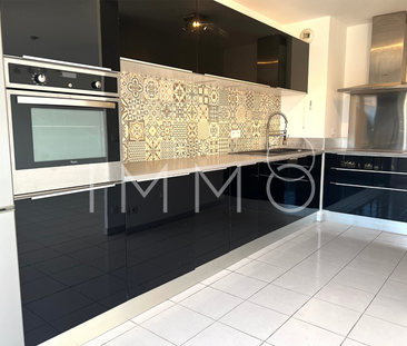 Location Appartement 3 pièces 69m² MARSEILLE 8ème - Photo 3