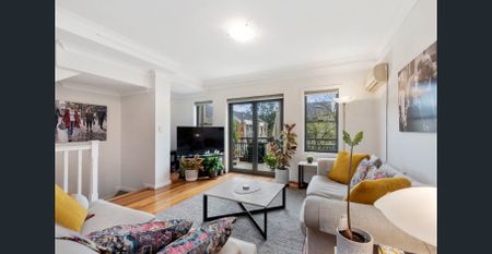 COMFORTABLE & SUNNY TOWNHOUSE - Photo 2