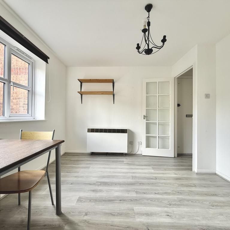 Studio to rent - Photo 1