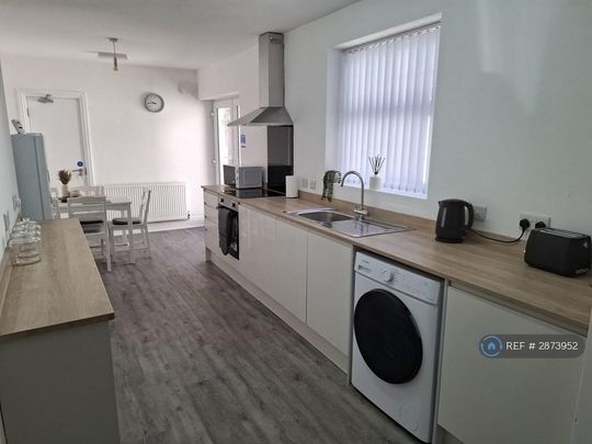 1 bedroom in a house share to rent - Photo 1