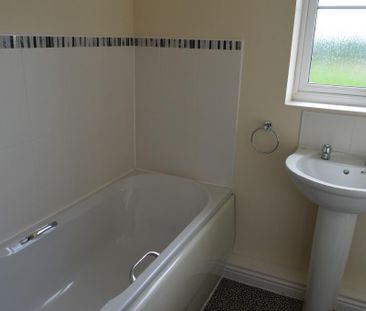 3 bedroom end of terrace house to rent - Photo 3