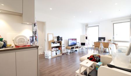 Rathbone Market, Barking Road, London E16 - Photo 3