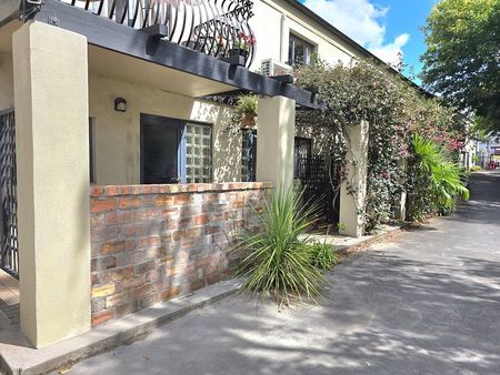 Modern, furnished, CBD T/house - Photo 2