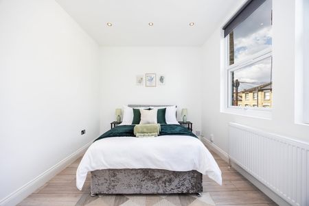 3 Bed Flat, Devonport Road, W12 - Photo 3