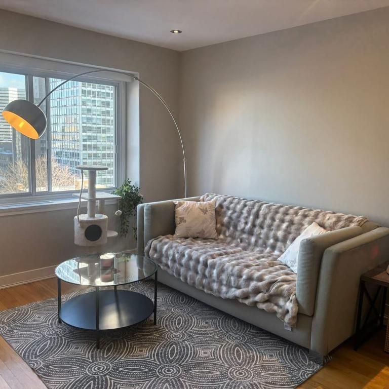 Cession bail – Très grand 3½ SEMI-MEUBLÉ ultra lumineux – Drummond – Métro McGill/Peel – Chauffage/Eau chaude – Animaux OK - Photo 1