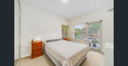 Generously proportioned located in a prime lifestyle address - Photo 3