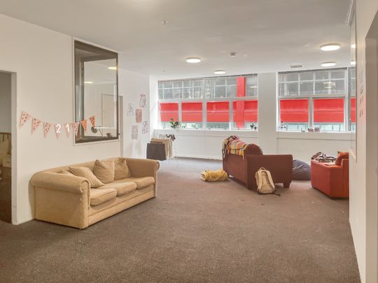 Perfect for students -Spacious 6-Bedroom Apartment in the Heart of Wellington - Photo 1