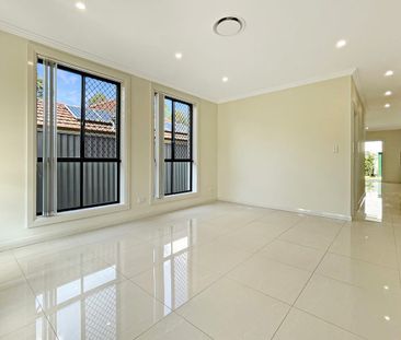 Modern four-bedroom duplex in sought after location - Photo 2