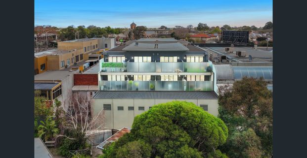 LIGHT FILLED APARTMENT WITH TWO OUTDOOR RETREATS - FLEXIBLE LEASE TERM MINIMUM SIX MONTHS - Photo 1