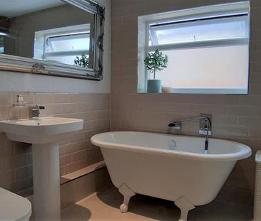 Connaught Road, Woking - 3 bedrooms Property for lettings - Seymours - Photo 6