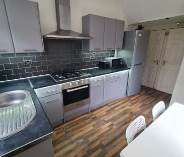 6 Bed - 26 Estcourt Terrace, Headingley, Leeds - LS6 3EX - Student - Photo 1