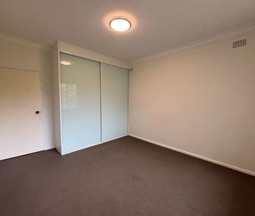 Well-appointed two-bedroom, double garage apartment! - Photo 2