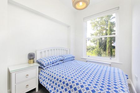 2 bedroom flat in Clapham - Photo 4