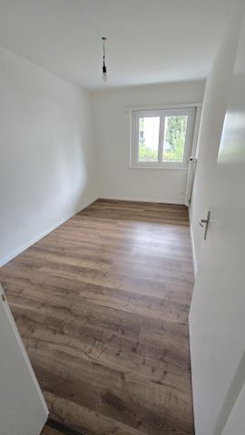 Grosszügige, frisch renovierte 4.5-Zimmer-Parterrewohnung mit Balkon - Photo 4