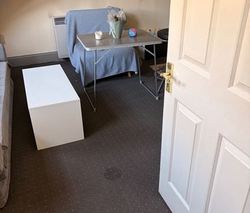 Studio Flat, Madeley Road, W5 - Photo 2