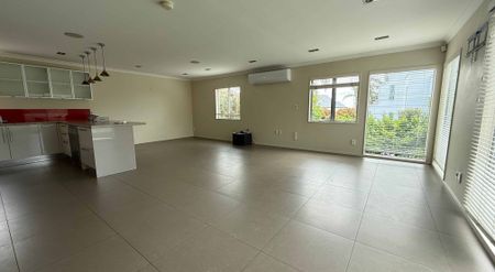 Large home in Mission Bay - Photo 2