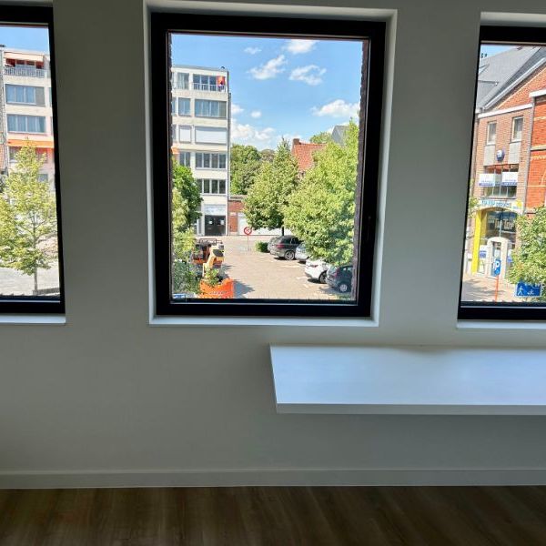 Moderne lichtrijke studentenkamer in een nieuwbouwproject op een top locatie in centrum Kortrijk met zicht op plein. - Photo 1