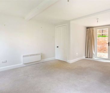 A charming three bedroom cottage in an idyllic location - Photo 3