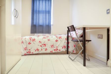 RM3 Coronation Road | Plaistow | London | E13 9QB - Photo 2