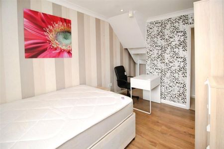 3 bedroom end of terrace house to rent - Photo 2