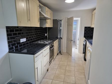 1 Bed Flat, Queens Park Road, BN2 - Photo 3