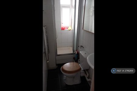 1 bedroom in a flat share to rent - Photo 4