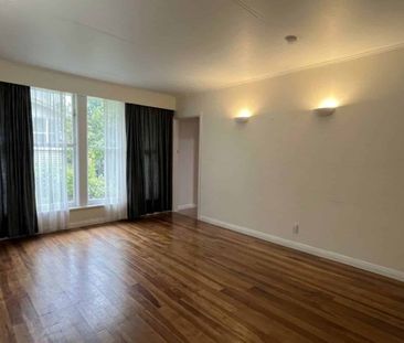 Spacious 4-Bedroom Family Home with Sunroom in... - Photo 1