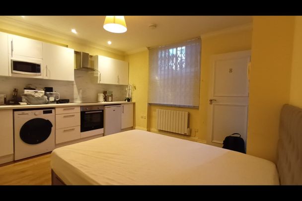 Studio Flat, Bamborough Gardens, W12 - Photo 1