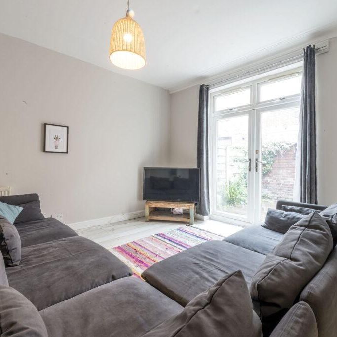 8 bedroom house to rent - Photo 1