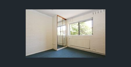 Low Maintenance and Secure Studio in Prime St Kilda Location - Photo 2