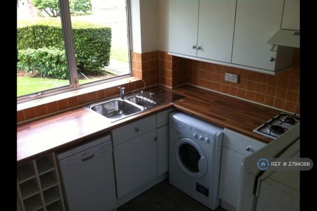2 bedroom flat to rent - Photo 2