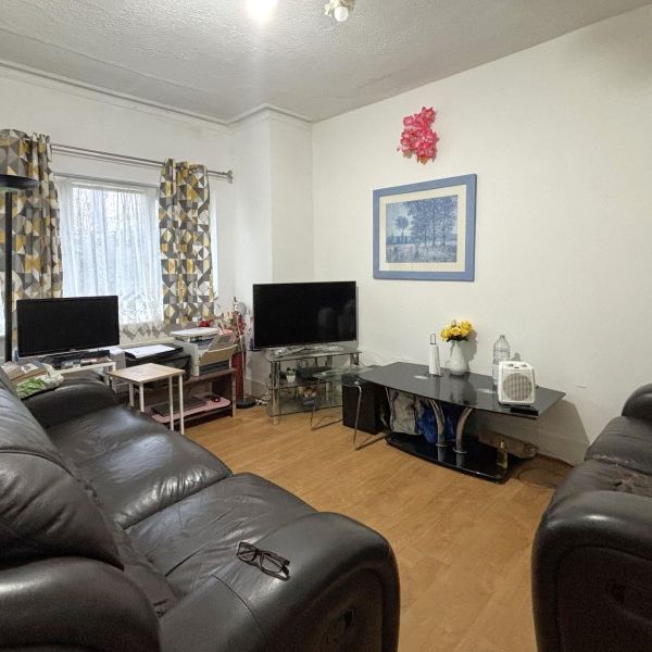 Walton Road, Woking - 3 bedrooms Property for lettings - Seymours - Photo 1