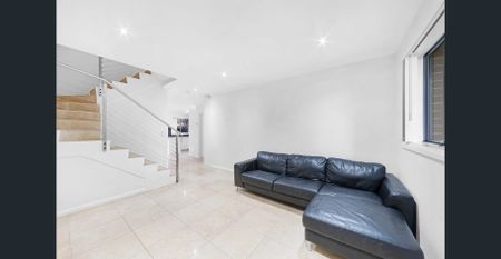 STYLISH TOWNHOUSE INCLUDING PRIVATE ROOFTOP TERRACE - Photo 3