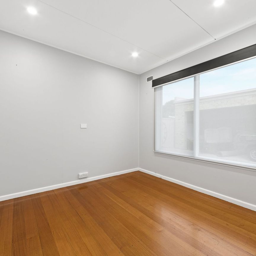 Renovated 3-Bedroom Home in Prime St Albans Location! - Photo 1