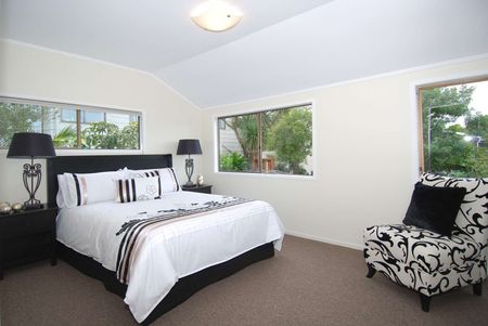 2 Bedrooms on Monteith Cres - Photo 3