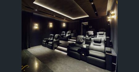 Saint Moritz – Where Luxury Meets the Shoreline. Rare opportunity to secure a furnished two bedroom. - Photo 4